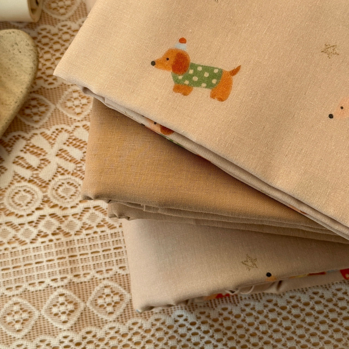 91家纺网 家纺一手货源 找家纺 于果 2026新款全棉纯棉双层纱四件套 腊肠狗咖