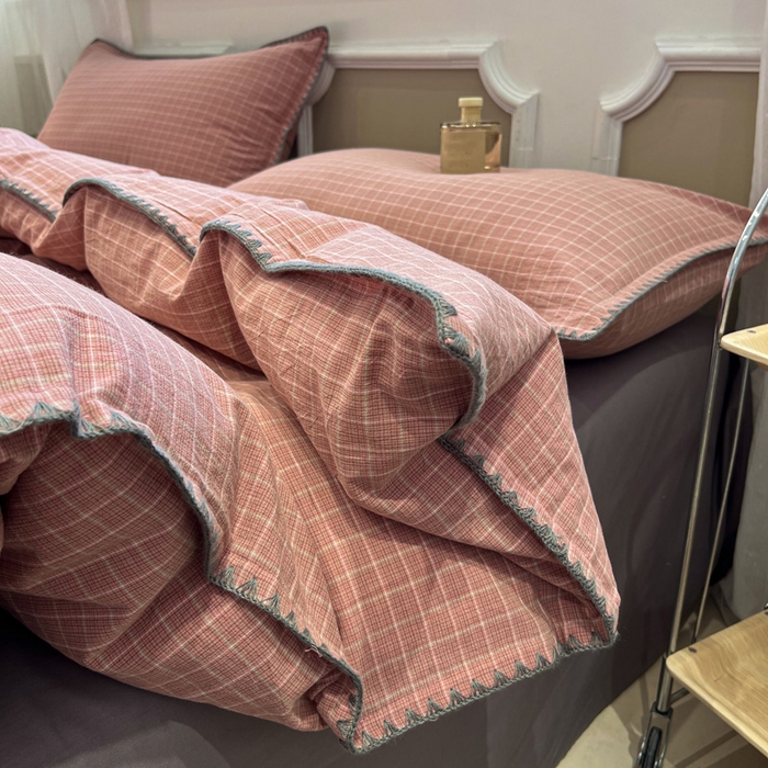 91家纺网 家纺一手货源 找家纺 莱茵家居 2026新款A类全棉色织水洗棉格子贝壳边套件-愫格系列 愫格-灰粉