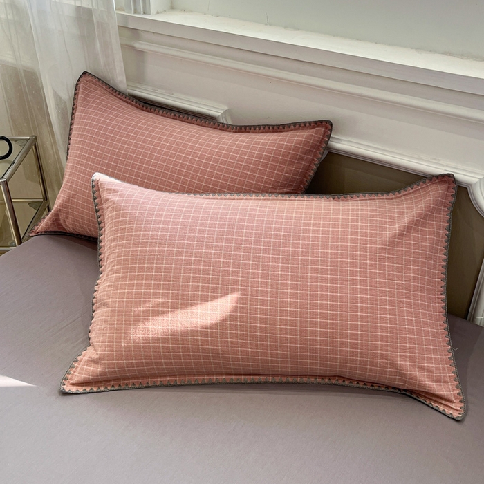 91家纺网 家纺一手货源 找家纺 莱茵家居 2026新款A类全棉色织水洗棉格子贝壳边套件-愫格系列 愫格-灰粉