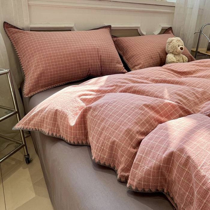 91家纺网 家纺一手货源 找家纺 莱茵家居 2026新款A类全棉色织水洗棉格子贝壳边套件-愫格系列 愫格-灰粉