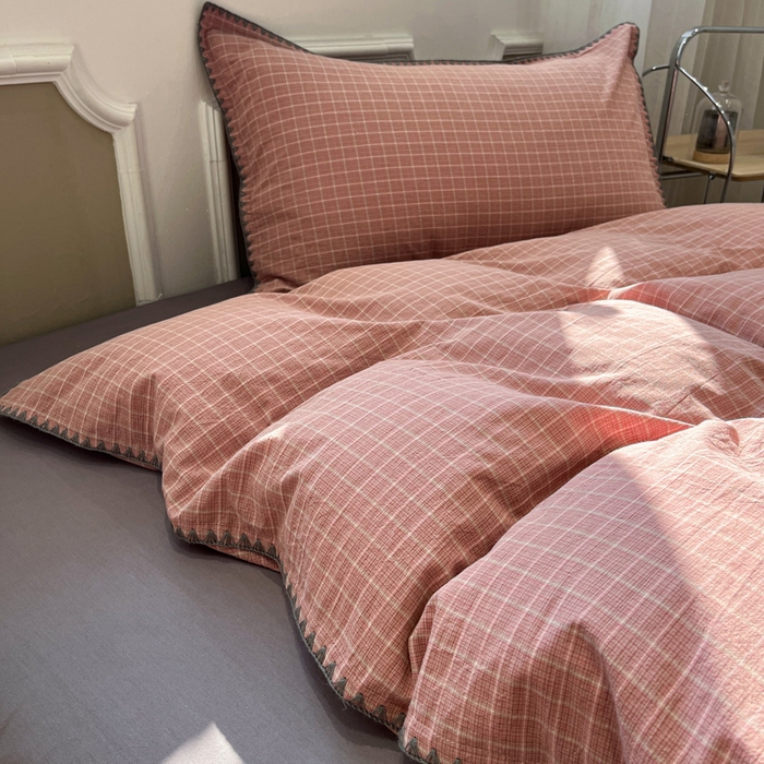 91家纺网 家纺一手货源 找家纺 莱茵家居 2026新款A类全棉色织水洗棉格子贝壳边套件-愫格系列 愫格-灰粉