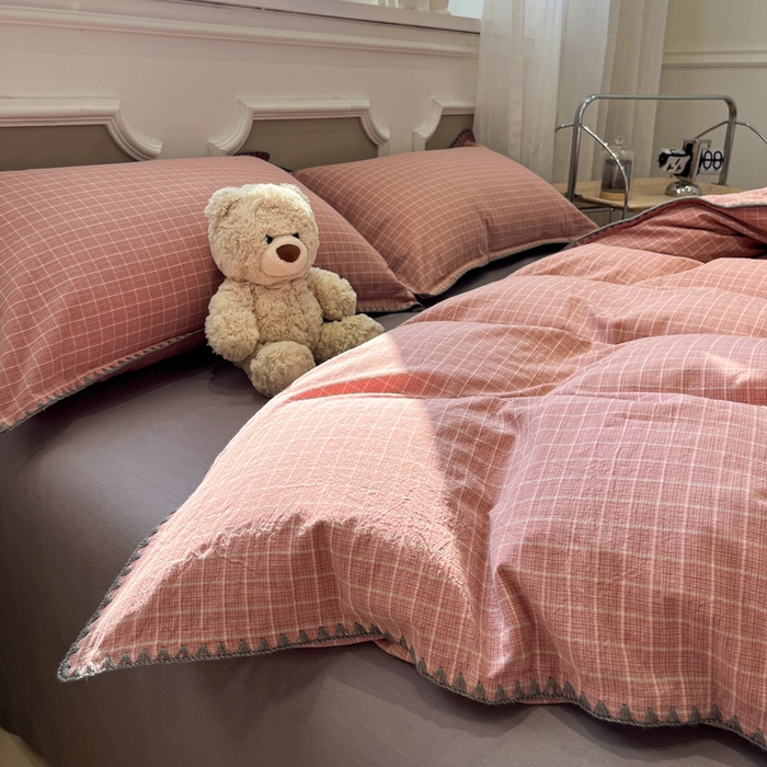 91家纺网 家纺一手货源 找家纺 莱茵家居 2026新款A类全棉色织水洗棉格子贝壳边套件-愫格系列 愫格-灰粉