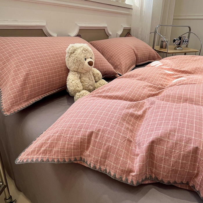 91家纺网 家纺一手货源 找家纺 莱茵家居 2026新款A类全棉色织水洗棉格子贝壳边套件-愫格系列 愫格-灰粉