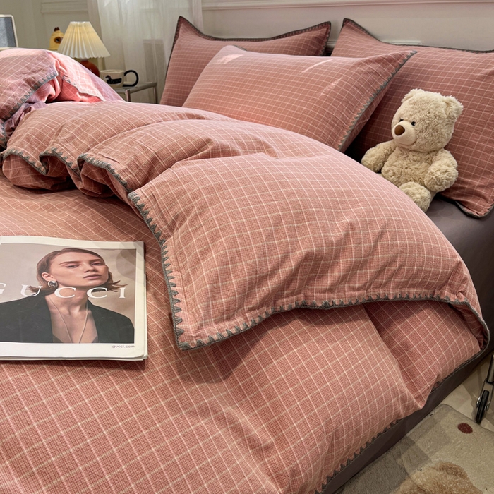 91家纺网 家纺一手货源 找家纺 莱茵家居 2026新款A类全棉色织水洗棉格子贝壳边套件-愫格系列 愫格-灰粉