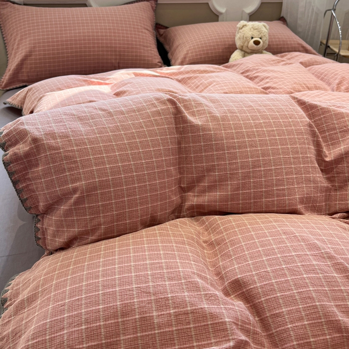 91家纺网 家纺一手货源 找家纺 莱茵家居 2026新款A类全棉色织水洗棉格子贝壳边套件-愫格系列 愫格-灰粉