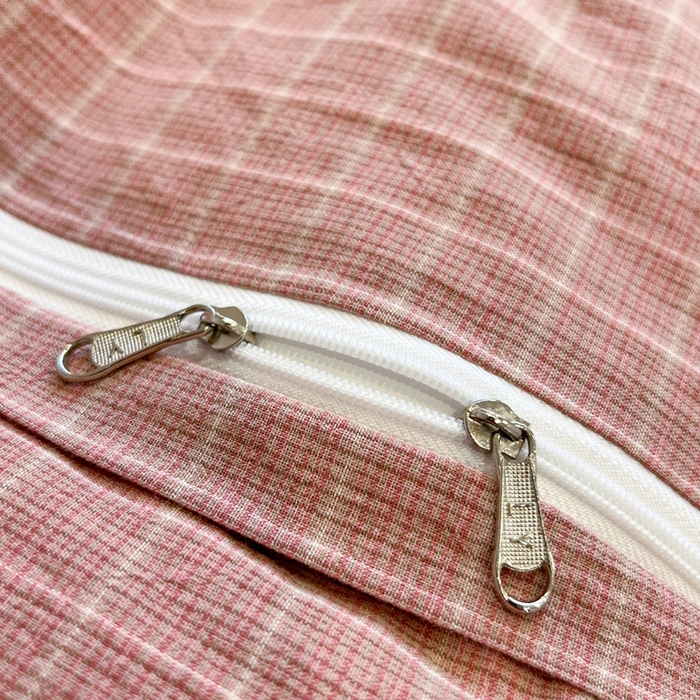 91家纺网 家纺一手货源 找家纺 莱茵家居 2026新款A类全棉色织水洗棉格子贝壳边套件-愫格系列 愫格-灰粉