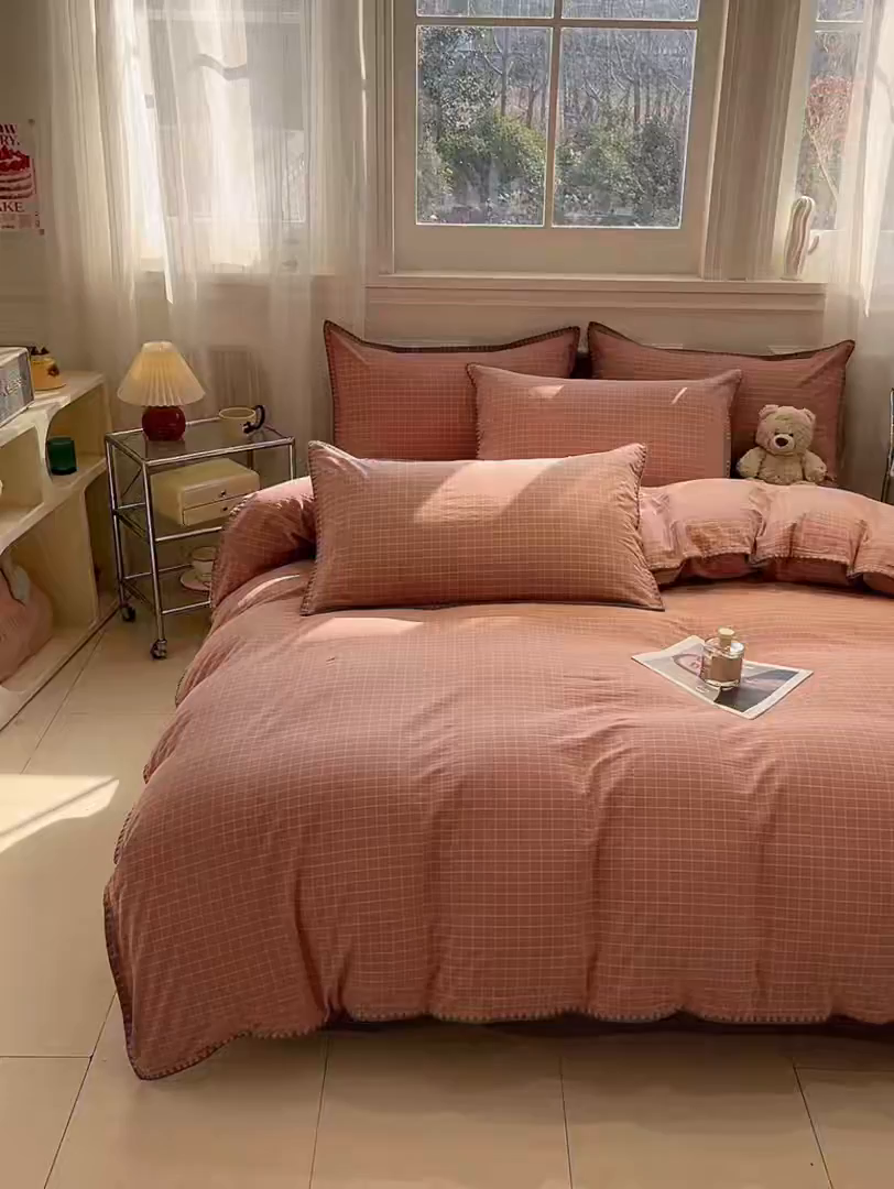 91家纺网 家纺一手货源 找家纺 莱茵家居 2026新款A类全棉色织水洗棉格子贝壳边套件-愫格系列 愫格-灰粉