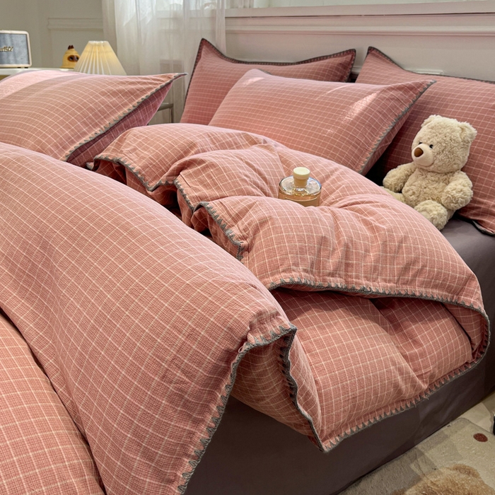 91家纺网 家纺一手货源 找家纺 莱茵家居 2026新款A类全棉色织水洗棉格子贝壳边套件-愫格系列 愫格-灰粉