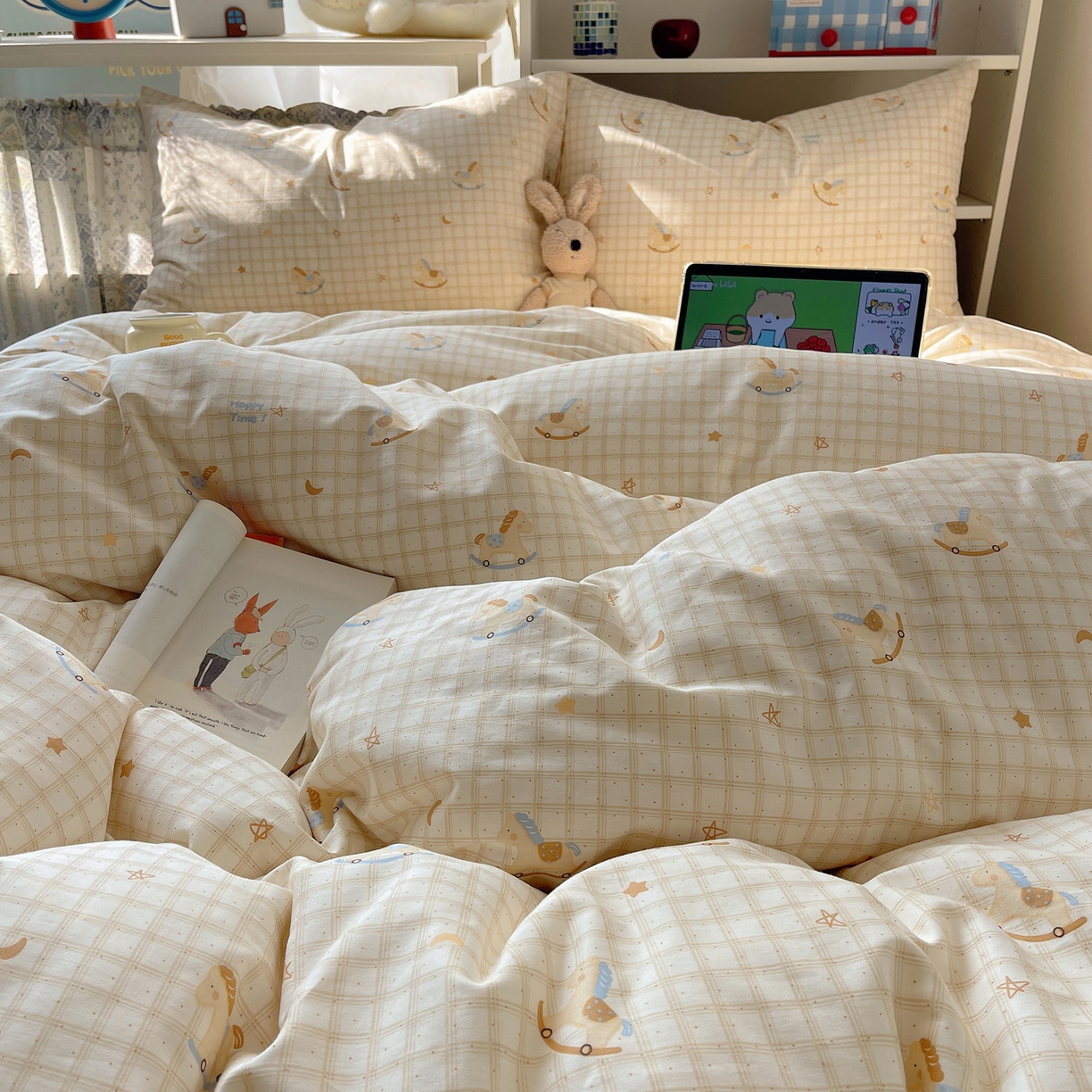 91家纺网 家纺一手货源 找家纺 耀悦家纺 2026新款40支a类全棉纯棉小清新卡通ins风博主风四件套 快乐摇摇马