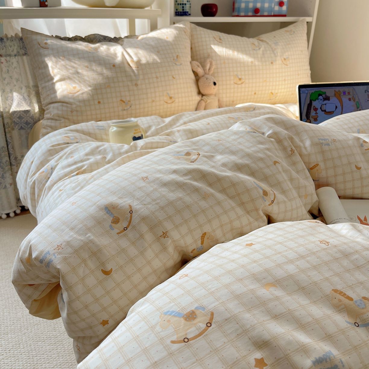 91家纺网 家纺一手货源 找家纺 耀悦家纺 2026新款40支a类全棉纯棉小清新卡通ins风博主风四件套 快乐摇摇马