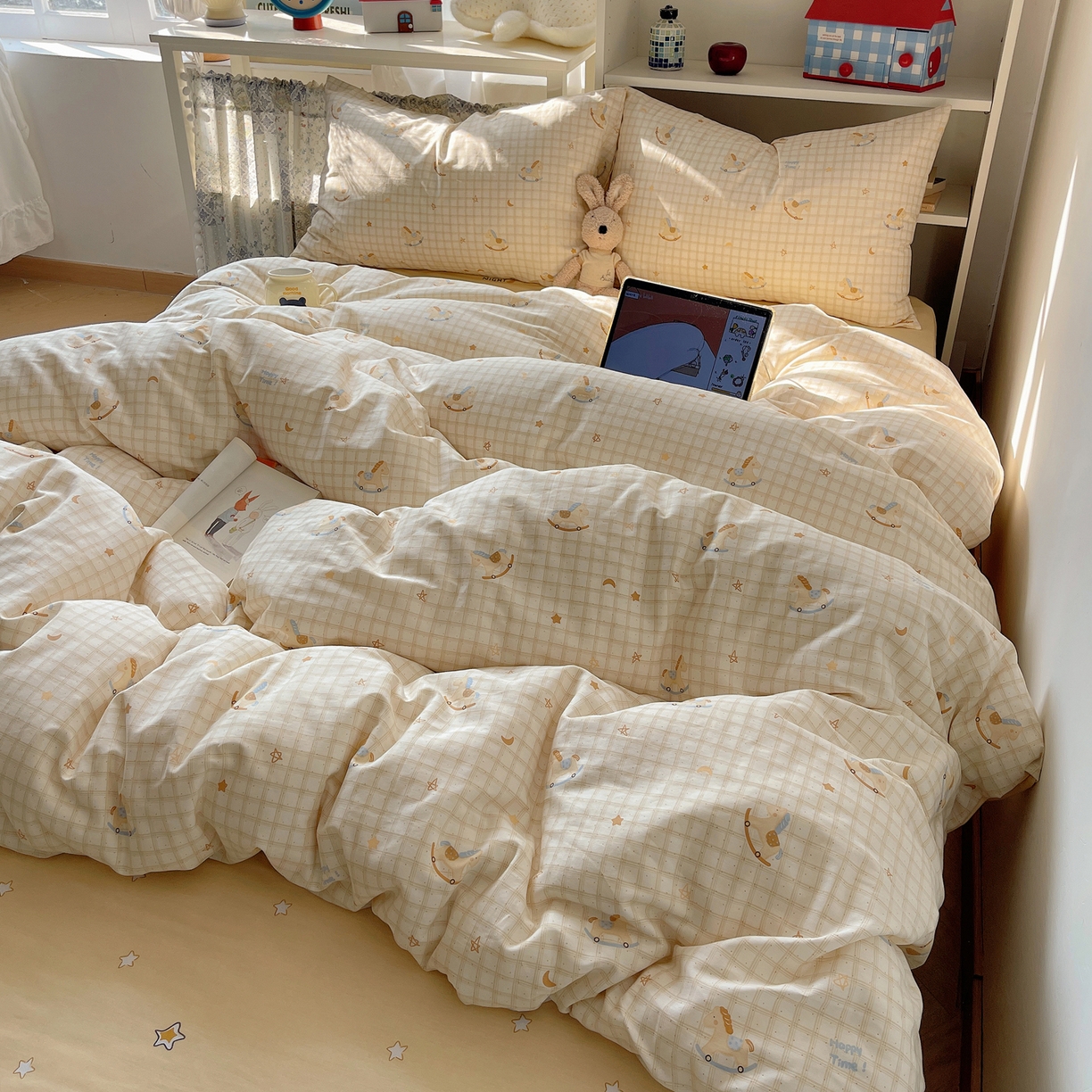 91家纺网 家纺一手货源 找家纺 耀悦家纺 2026新款40支a类全棉纯棉小清新卡通ins风博主风四件套 快乐摇摇马