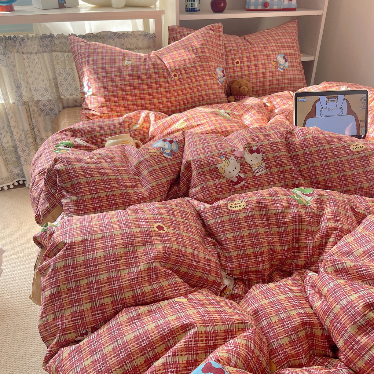 91家纺网 家纺一手货源 找家纺 耀悦家纺 2026新款40支a类全棉纯棉小清新卡通ins风博主风四件套 红格恐龙喵