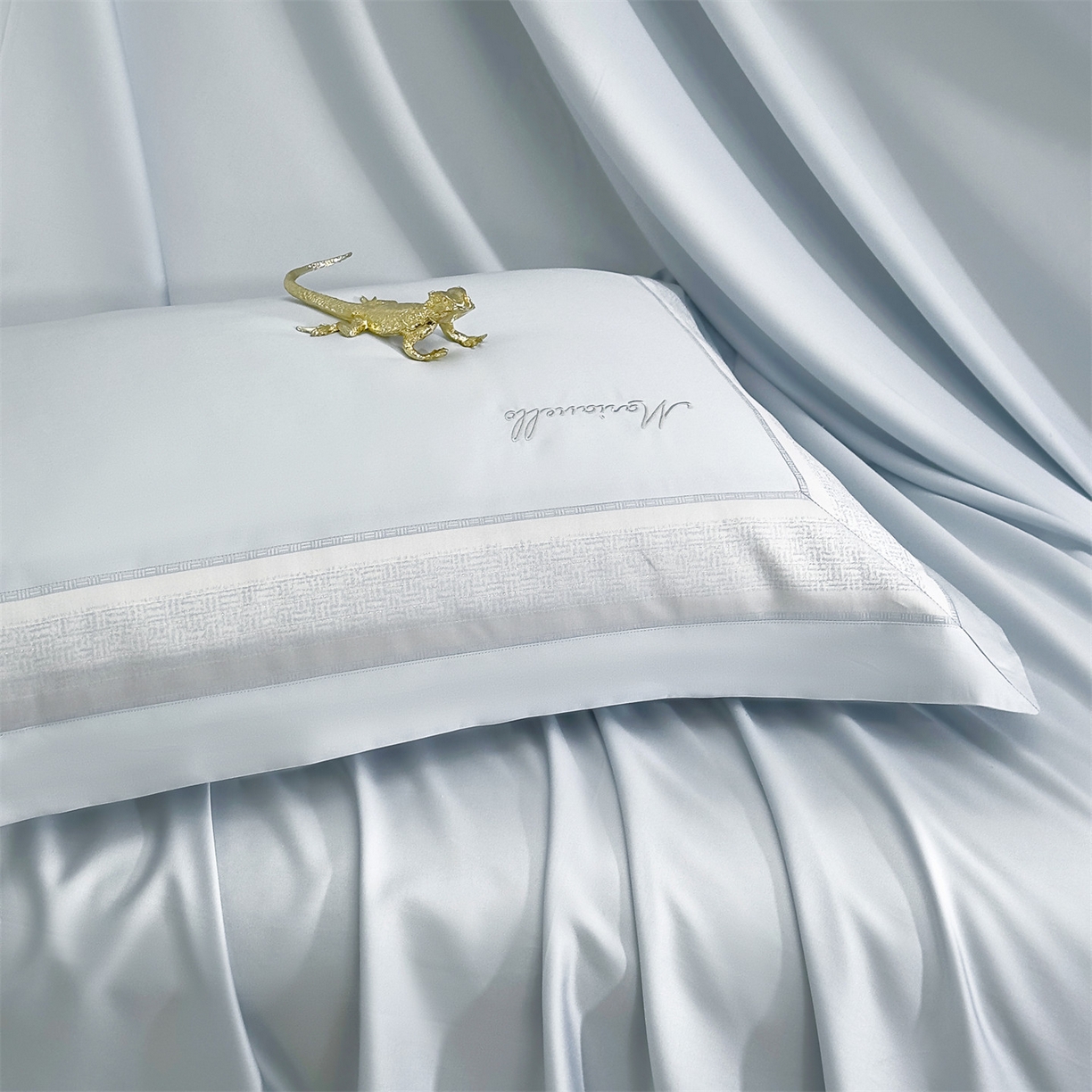 91家纺网 家纺一手货源 找家纺 朵希曼 2026新款天丝棉绣花工艺款四件套-臻雅（券后不低于349元 ） 臻雅--海天蓝