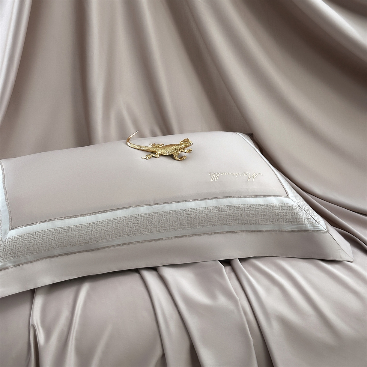 91家纺网 家纺一手货源 找家纺 朵希曼 2026新款天丝棉绣花工艺款四件套-臻雅（券后不低于349元 ） 臻雅--浅焦糖