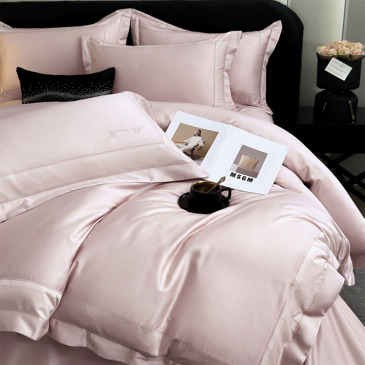 91家纺网 家纺一手货源 找家纺 朵希曼 2026新款天丝棉绣花工艺款四件套-臻雅（券后不低于349元 ） 臻雅--樱花粉