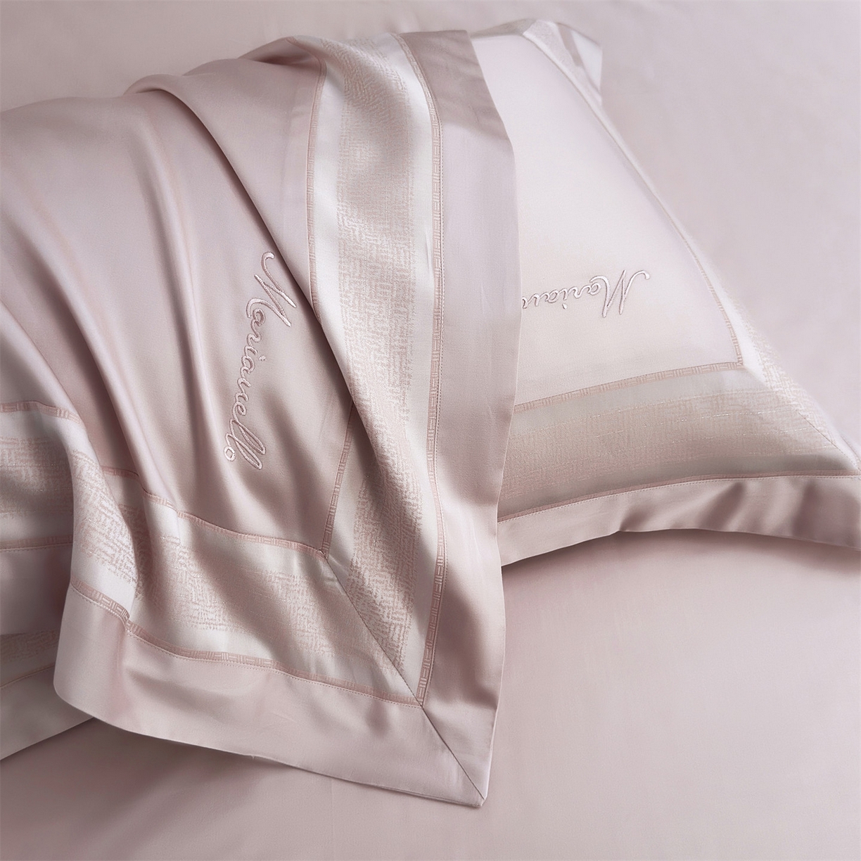 91家纺网 家纺一手货源 找家纺 朵希曼 2026新款天丝棉绣花工艺款四件套-臻雅（券后不低于349元 ） 臻雅--樱花粉