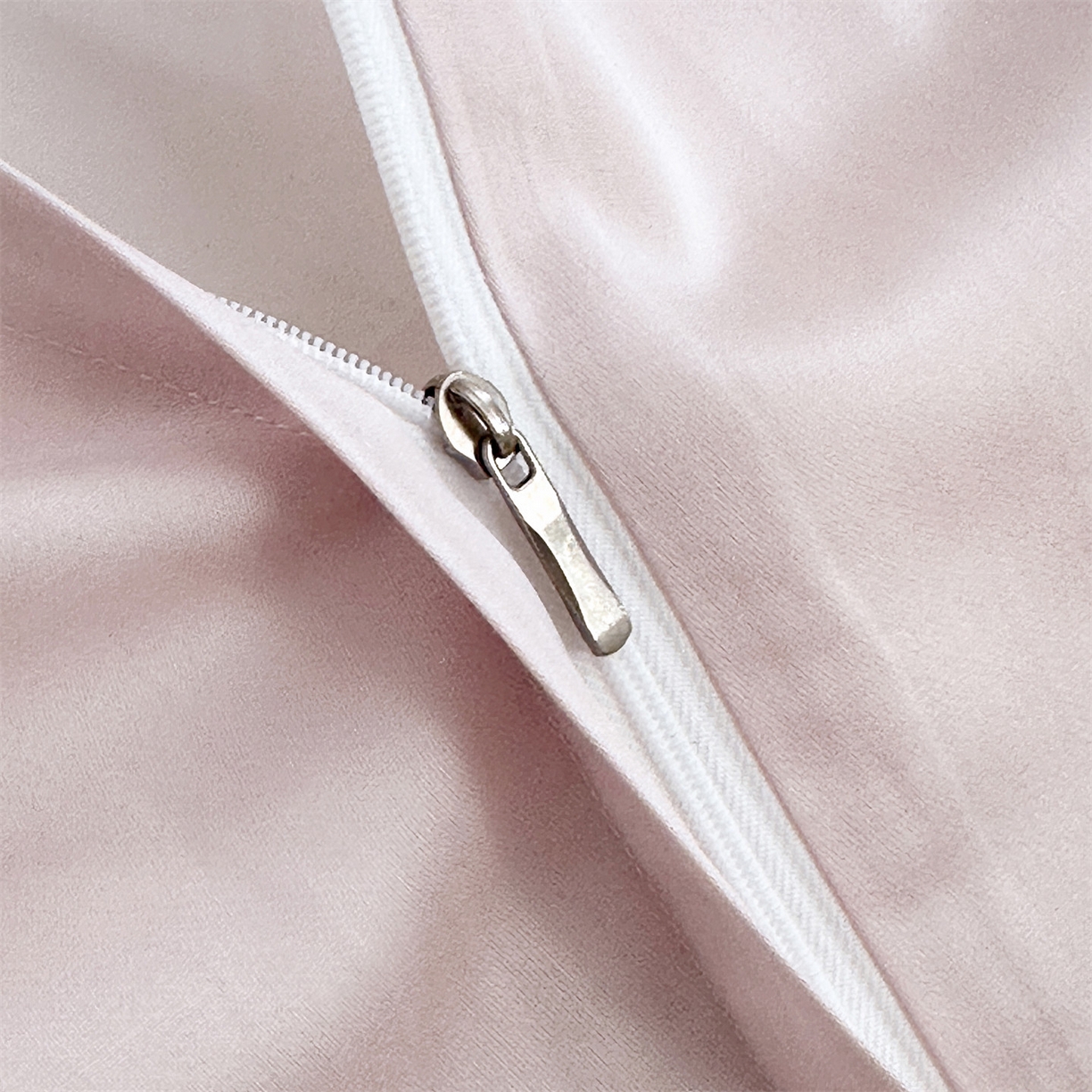 91家纺网 家纺一手货源 找家纺 朵希曼 2026新款天丝棉绣花工艺款四件套-臻雅（券后不低于349元 ） 臻雅--樱花粉