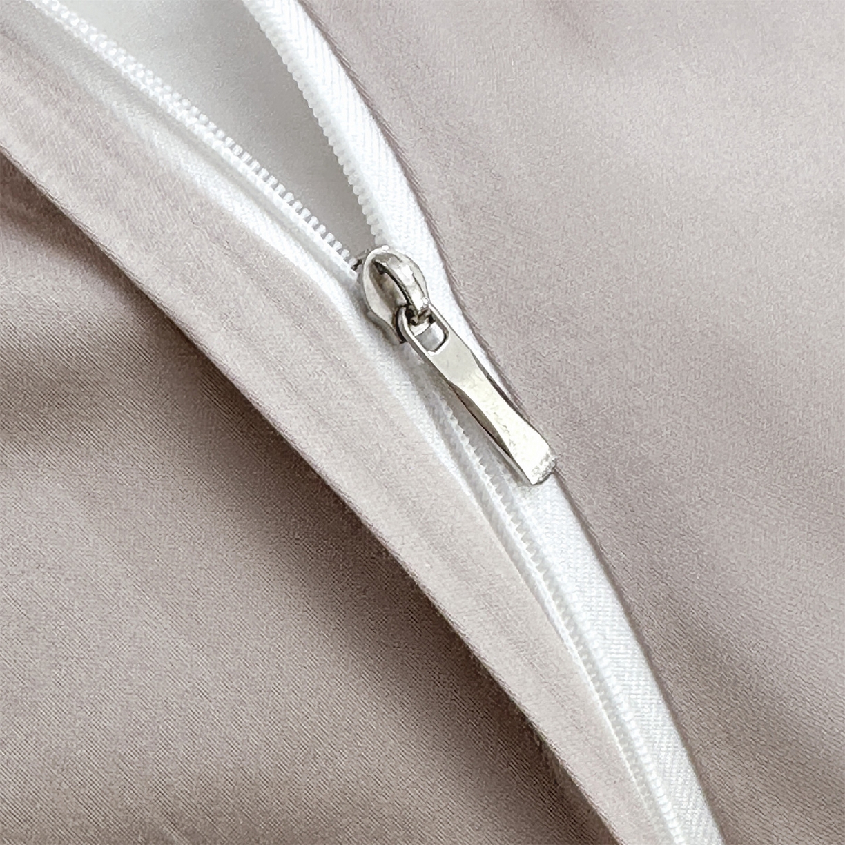 91家纺网 家纺一手货源 找家纺 朵希曼 2026新款天丝棉绣花工艺款四件套-臻雅（券后不低于349元 ） 臻雅--浅焦糖