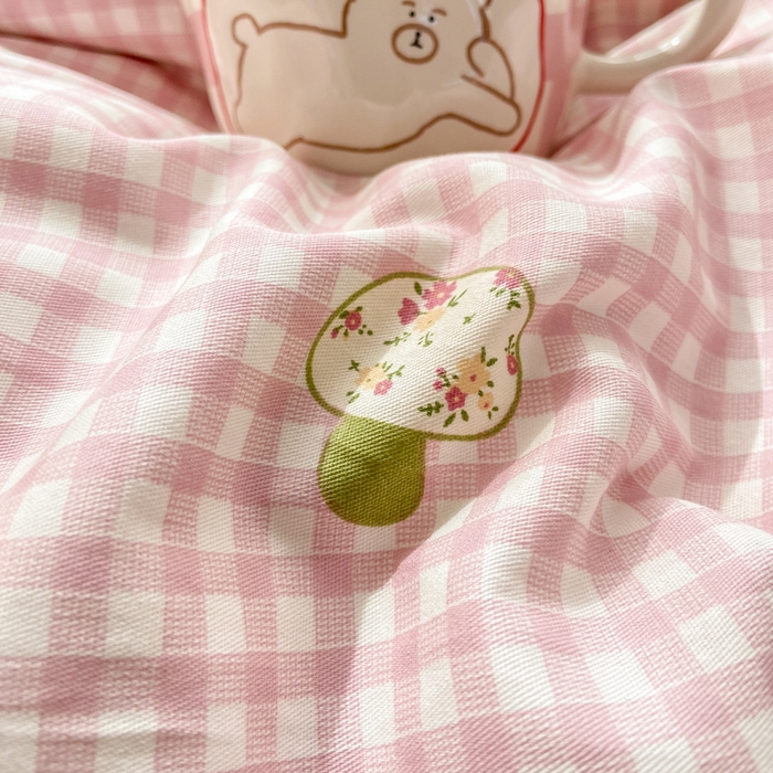 91家纺网 家纺一手货源 找家纺 朵安家纺 2026春夏新款12868全棉纯棉斜纹印花四件套 蘑菇童话