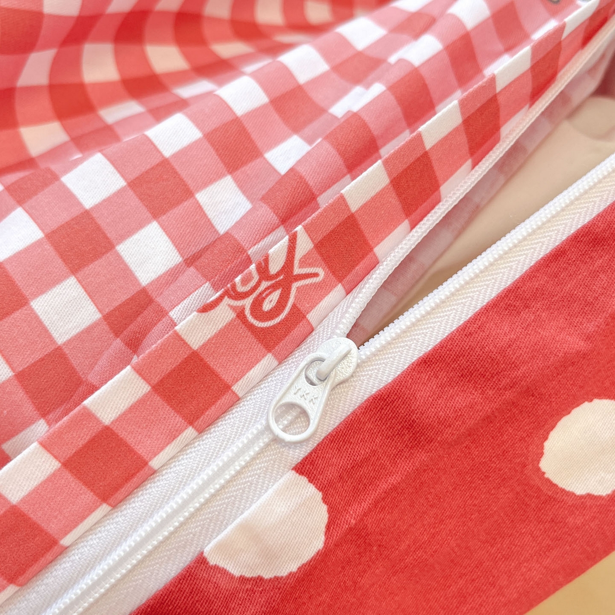 91家纺网 家纺一手货源 找家纺 暮思家居 2026新款正版授权三丽鸥全棉纯棉四件套系列-第二批 红格凯蒂