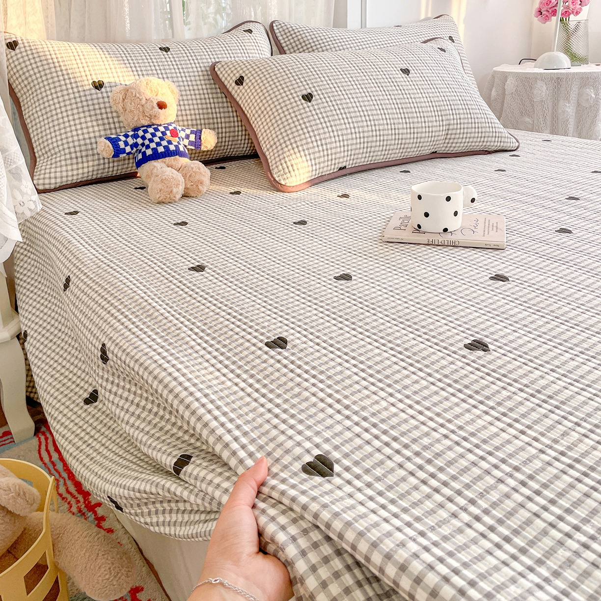 91家纺网 家纺一手货源 找家纺 金丝兔 2026春夏新品全棉床盖三件套纯棉砂洗床盖榻榻米炕盖加厚碎花床单 格子爱心