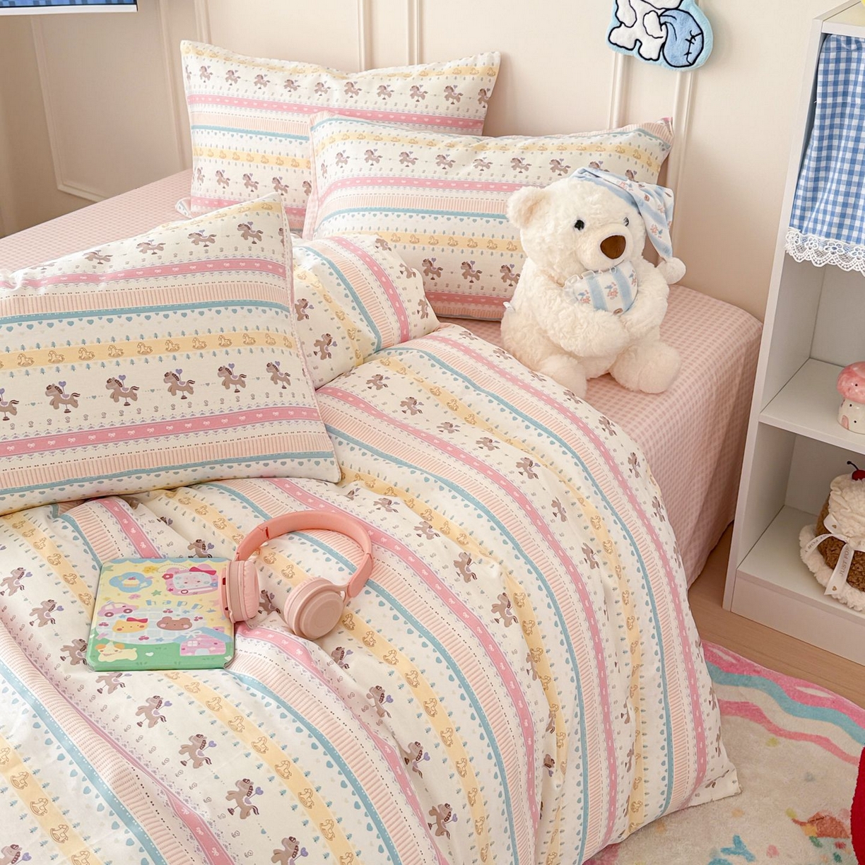 91家纺网 家纺一手货源 找家纺 女子家纺 2026新款全棉12868卡通印花四件套大耳朵兔兔系列 彩条马仔