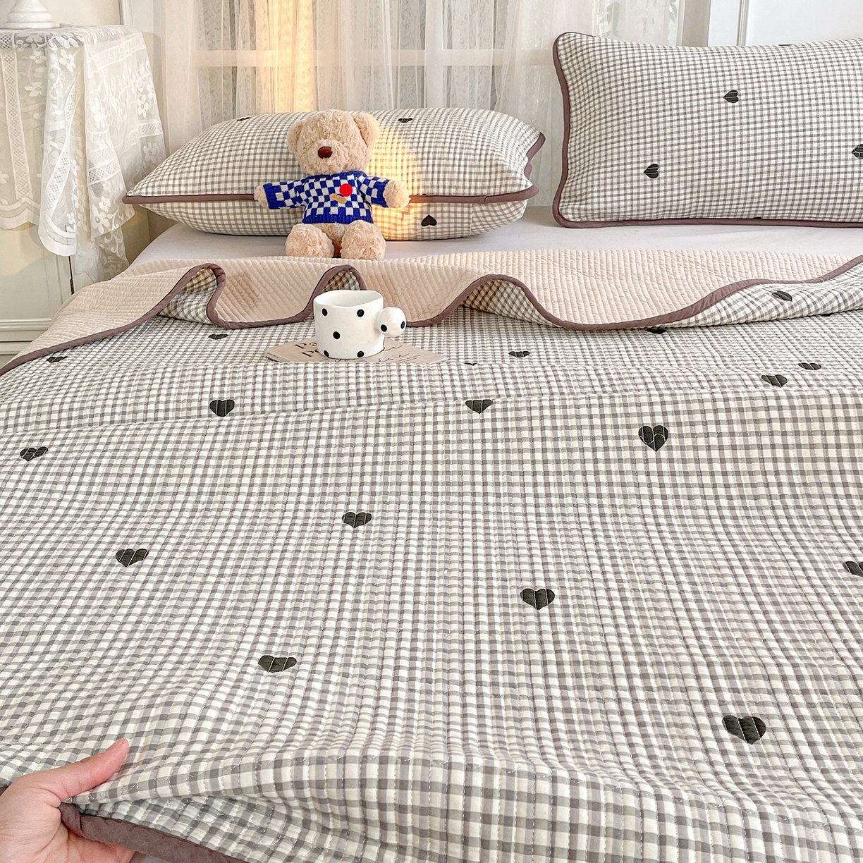 91家纺网 家纺一手货源 找家纺 金丝兔 2026春夏新品全棉床盖三件套纯棉砂洗床盖榻榻米炕盖加厚碎花床单 格子爱心