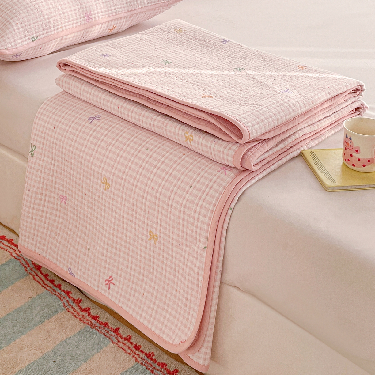 91家纺网 家纺一手货源 找家纺 金丝兔 2026春夏新品全棉床盖三件套纯棉砂洗床盖榻榻米炕盖加厚碎花床单 蝴蝶结