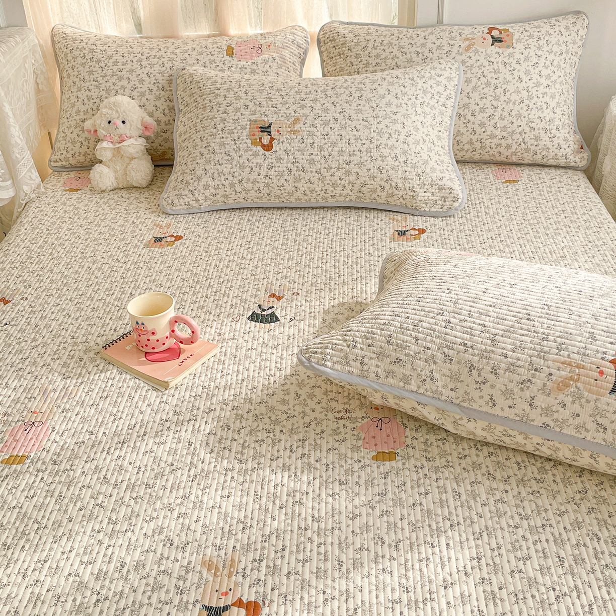 91家纺网 家纺一手货源 找家纺 金丝兔 2026春夏新品全棉床盖三件套纯棉砂洗床盖榻榻米炕盖加厚碎花床单 吉吉兔