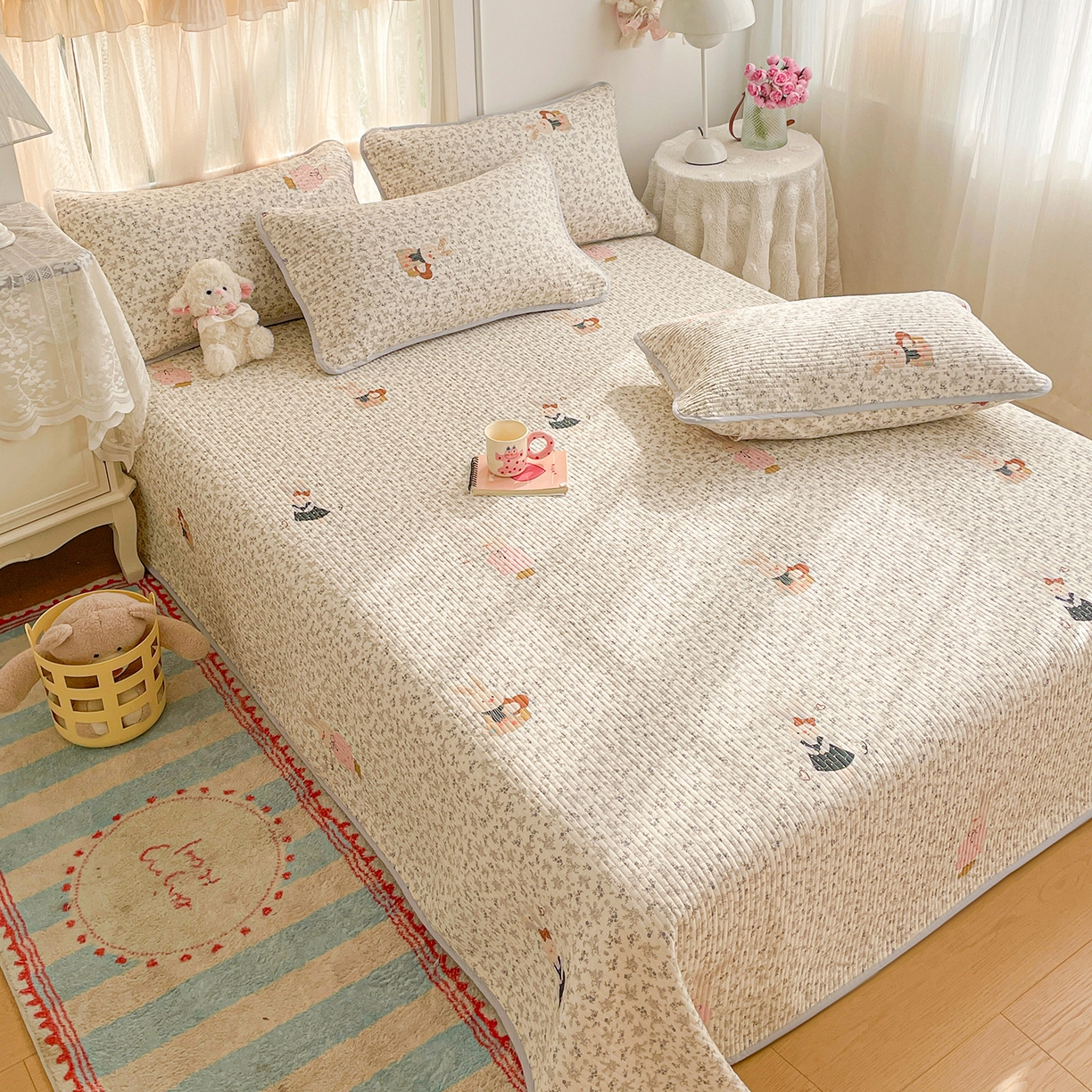 91家纺网 家纺一手货源 找家纺 金丝兔 2026春夏新品全棉床盖三件套纯棉砂洗床盖榻榻米炕盖加厚碎花床单 吉吉兔