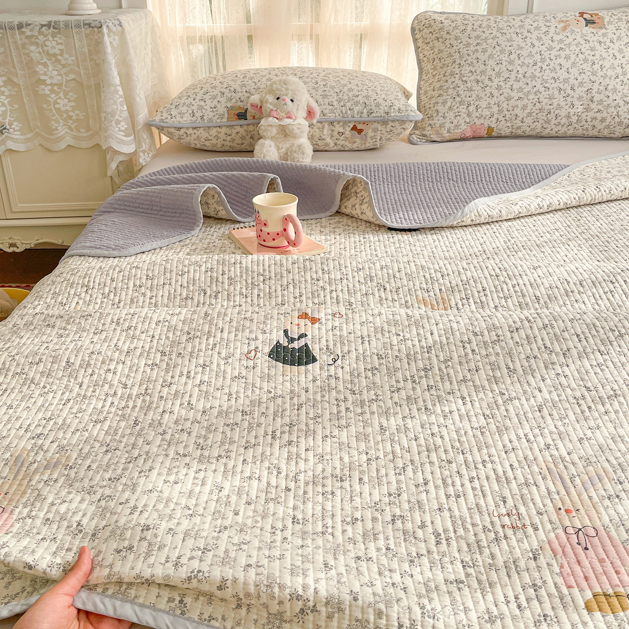 91家纺网 家纺一手货源 找家纺 金丝兔 2026春夏新品全棉床盖三件套纯棉砂洗床盖榻榻米炕盖加厚碎花床单 吉吉兔