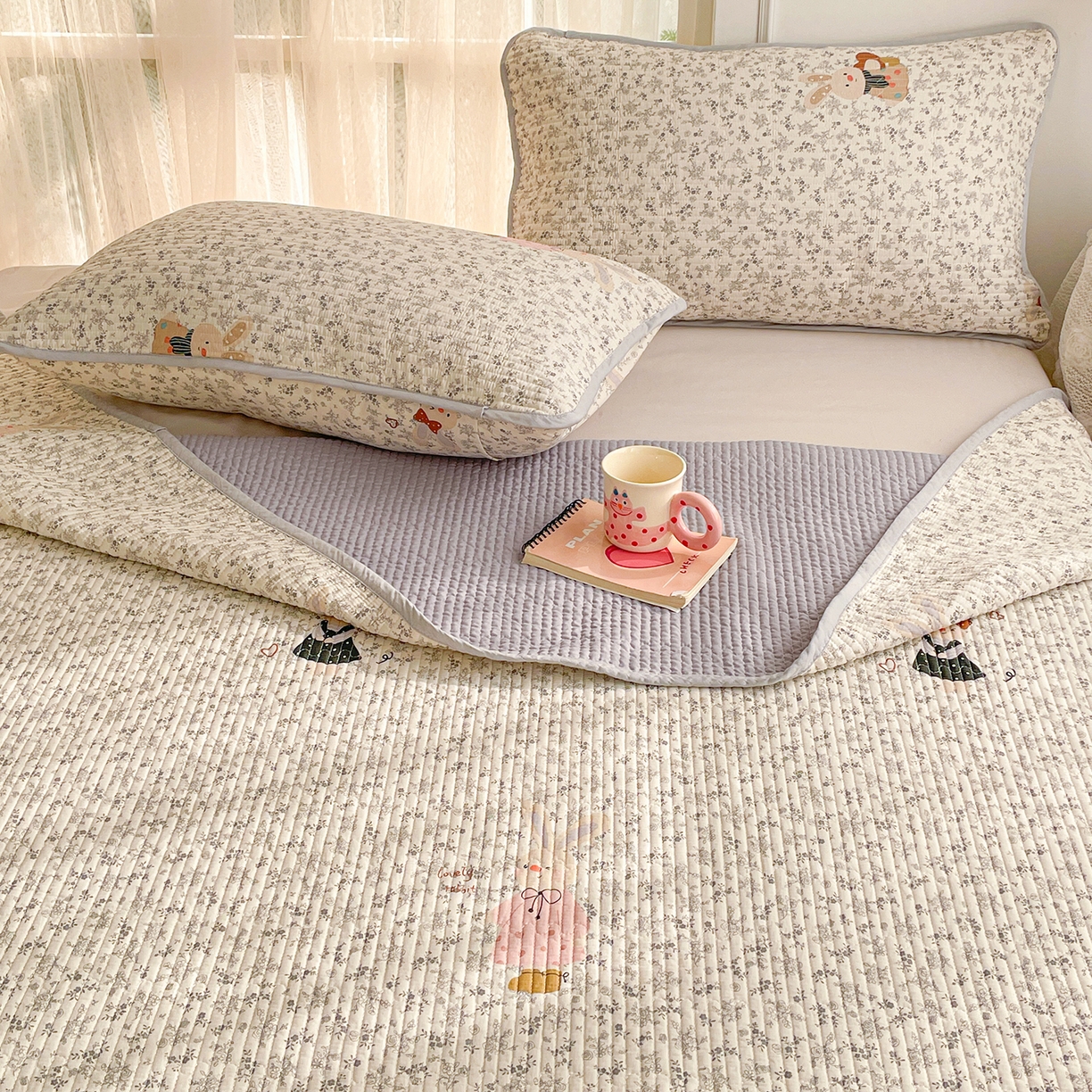 91家纺网 家纺一手货源 找家纺 金丝兔 2026春夏新品全棉床盖三件套纯棉砂洗床盖榻榻米炕盖加厚碎花床单 吉吉兔