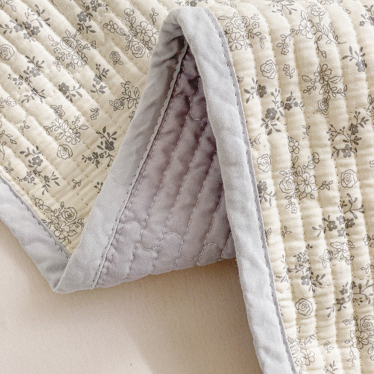 91家纺网 家纺一手货源 找家纺 金丝兔 2026春夏新品全棉床盖三件套纯棉砂洗床盖榻榻米炕盖加厚碎花床单 吉吉兔