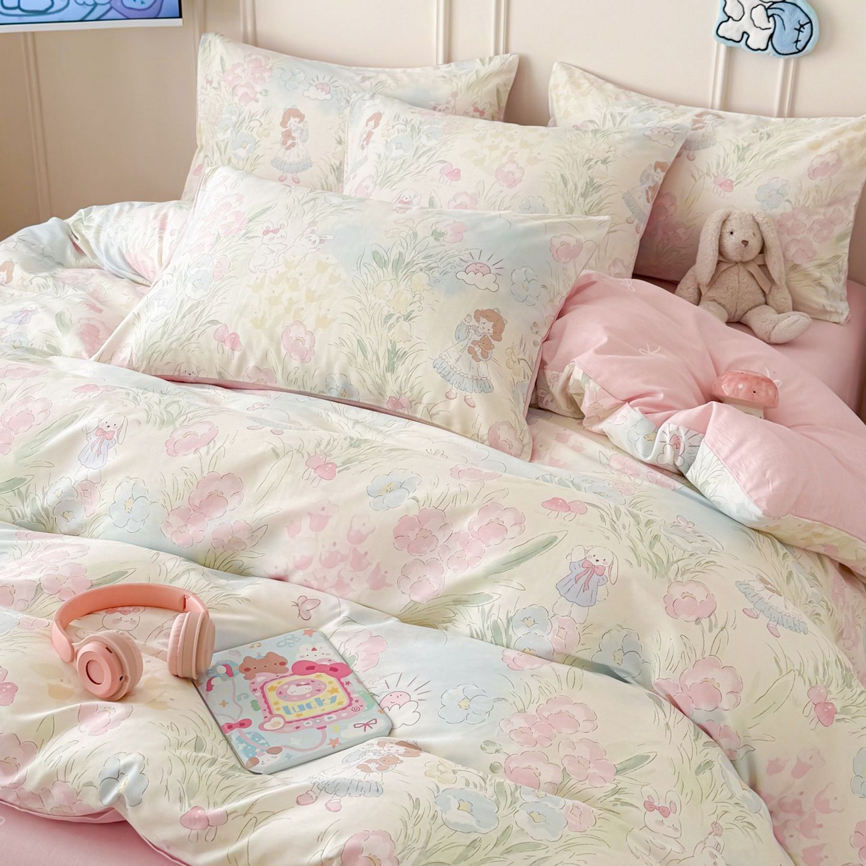 91家纺网 家纺一手货源 找家纺 女子家纺 2026新款全棉12868卡通印花四件套大耳朵兔兔系列 花海童话