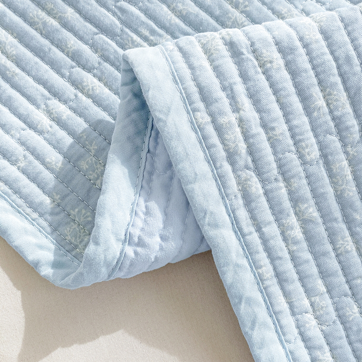 91家纺网 家纺一手货源 找家纺 金丝兔 2026春夏新品全棉床盖三件套纯棉砂洗床盖榻榻米炕盖加厚碎花床单 蓝汐