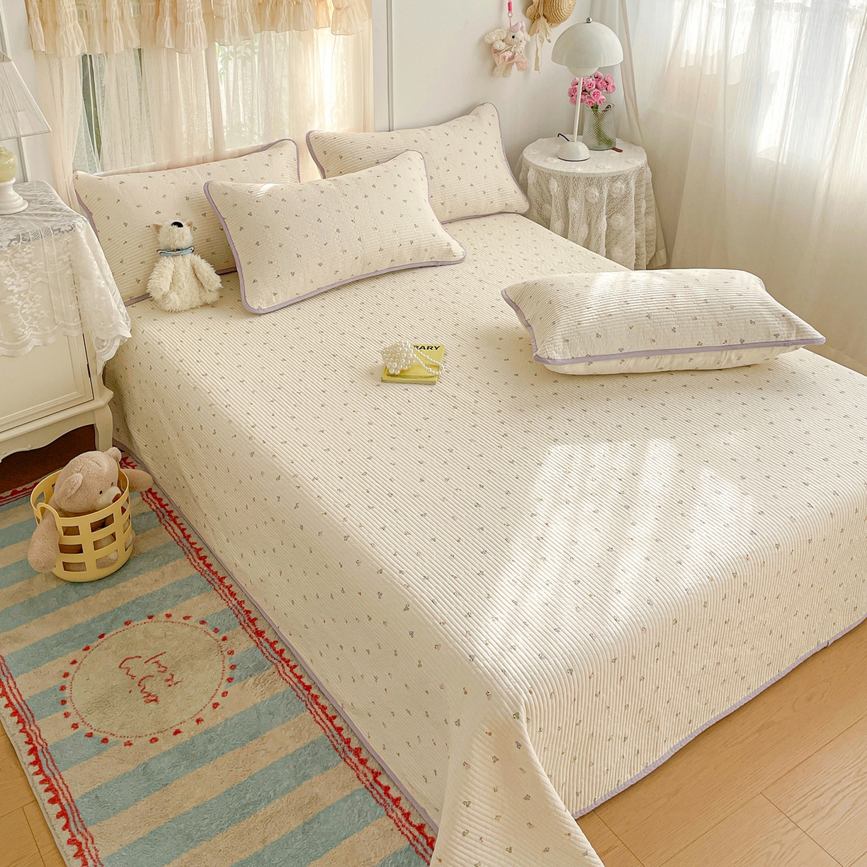 91家纺网 家纺一手货源 找家纺 金丝兔 2026春夏新品全棉床盖三件套纯棉砂洗床盖榻榻米炕盖加厚碎花床单 樱桃小城