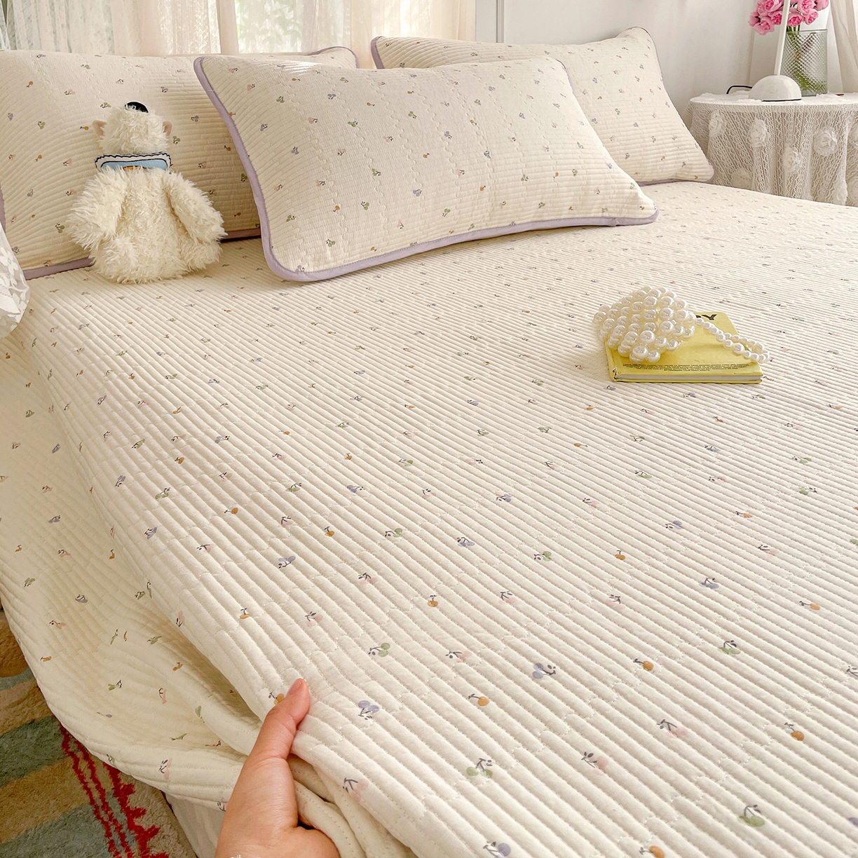 91家纺网 家纺一手货源 找家纺 金丝兔 2026春夏新品全棉床盖三件套纯棉砂洗床盖榻榻米炕盖加厚碎花床单 樱桃小城