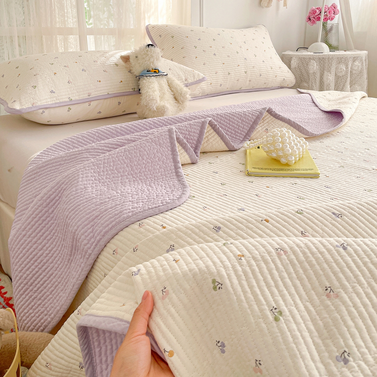 91家纺网 家纺一手货源 找家纺 金丝兔 2026春夏新品全棉床盖三件套纯棉砂洗床盖榻榻米炕盖加厚碎花床单 樱桃小城