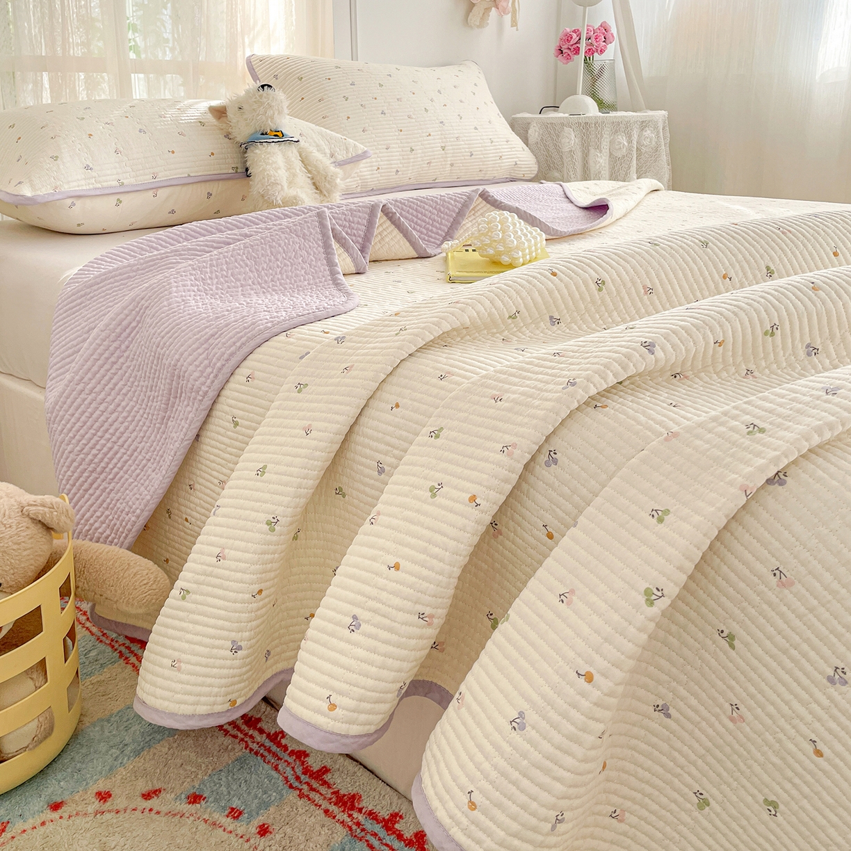 91家纺网 家纺一手货源 找家纺 金丝兔 2026春夏新品全棉床盖三件套纯棉砂洗床盖榻榻米炕盖加厚碎花床单 樱桃小城