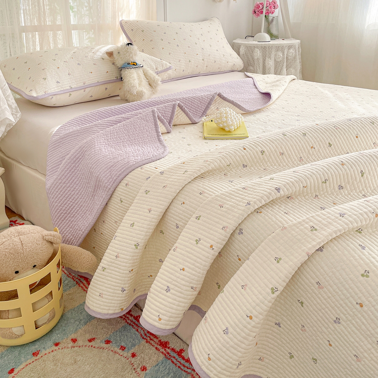 91家纺网 家纺一手货源 找家纺 金丝兔 2026春夏新品全棉床盖三件套纯棉砂洗床盖榻榻米炕盖加厚碎花床单 樱桃小城