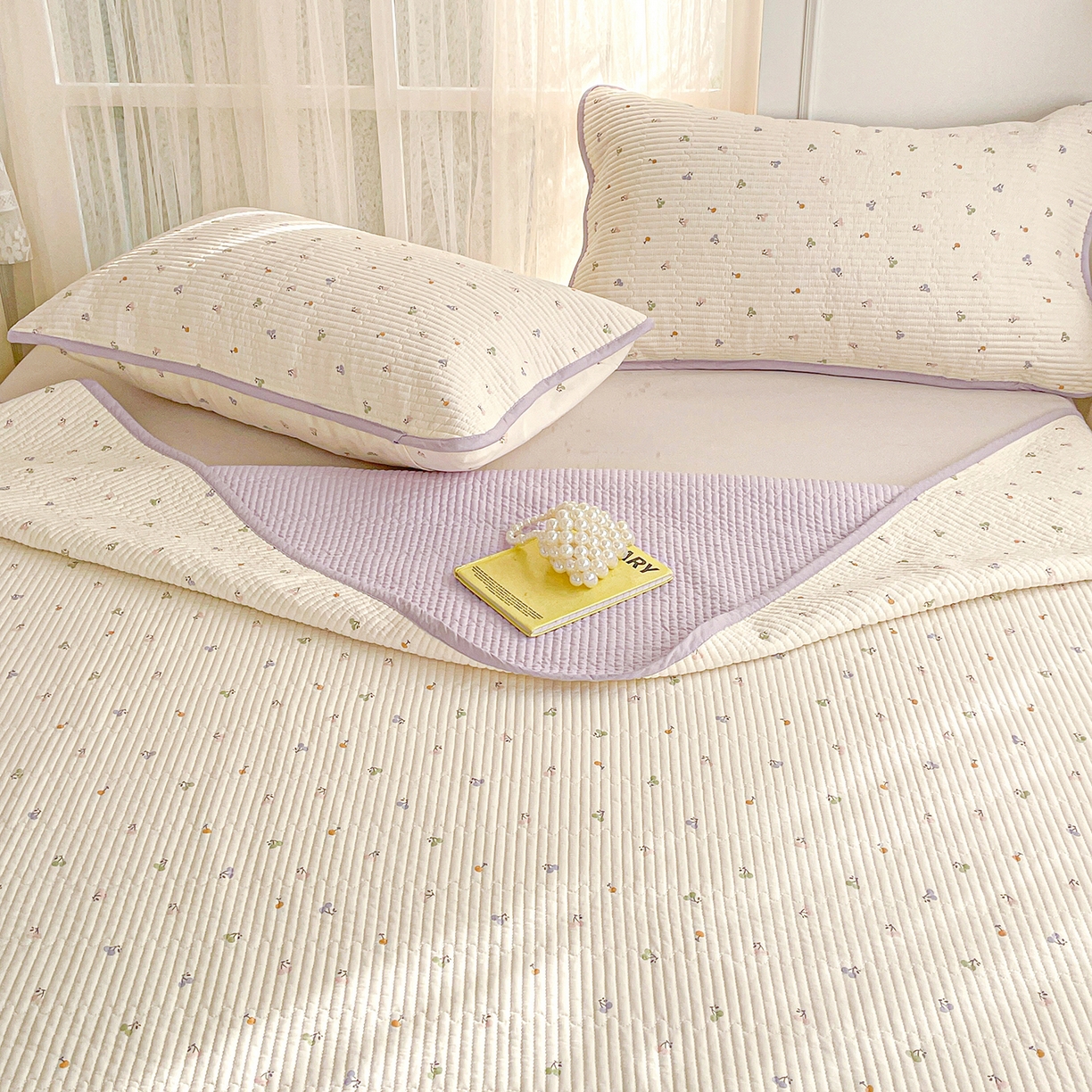 91家纺网 家纺一手货源 找家纺 金丝兔 2026春夏新品全棉床盖三件套纯棉砂洗床盖榻榻米炕盖加厚碎花床单 樱桃小城