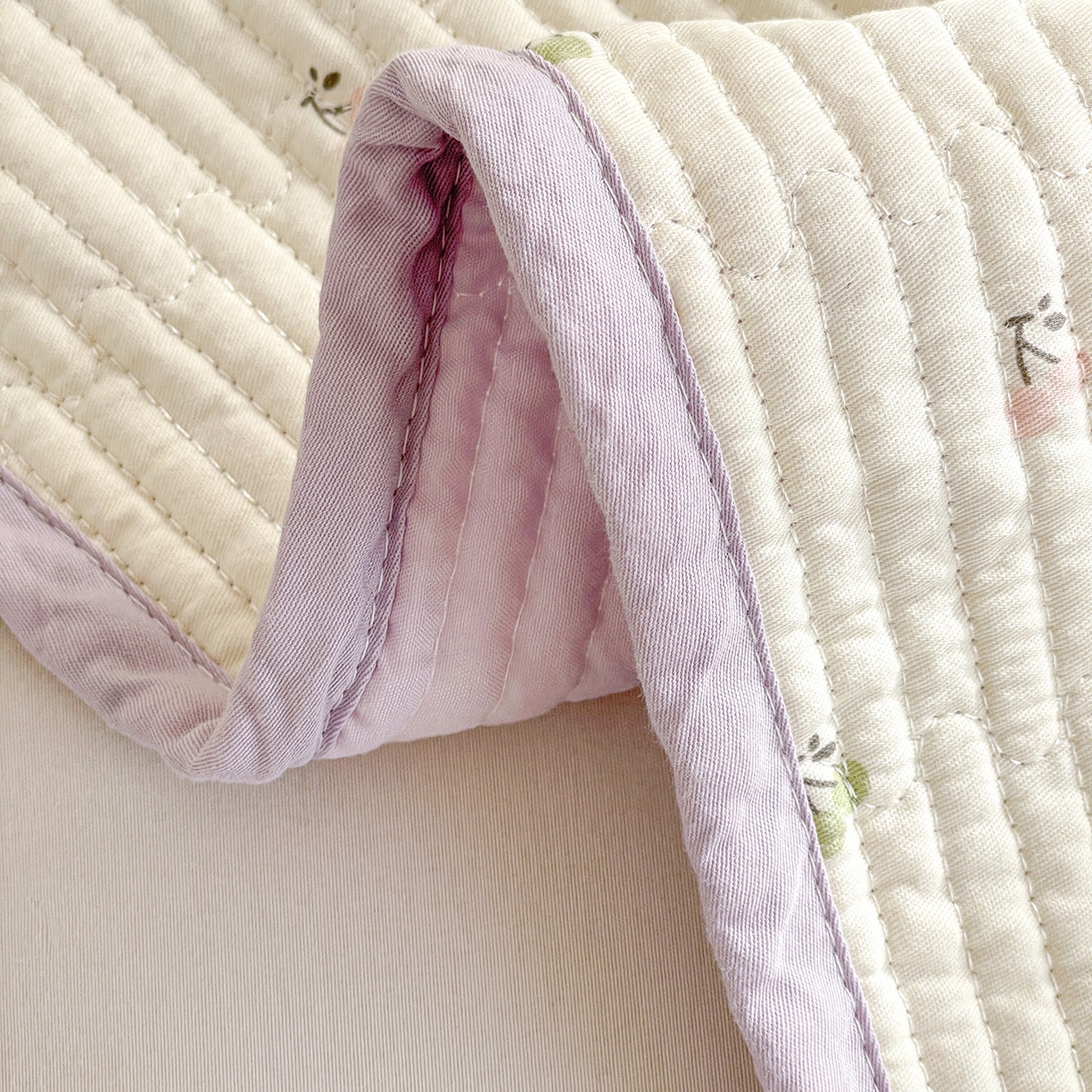 91家纺网 家纺一手货源 找家纺 金丝兔 2026春夏新品全棉床盖三件套纯棉砂洗床盖榻榻米炕盖加厚碎花床单 樱桃小城