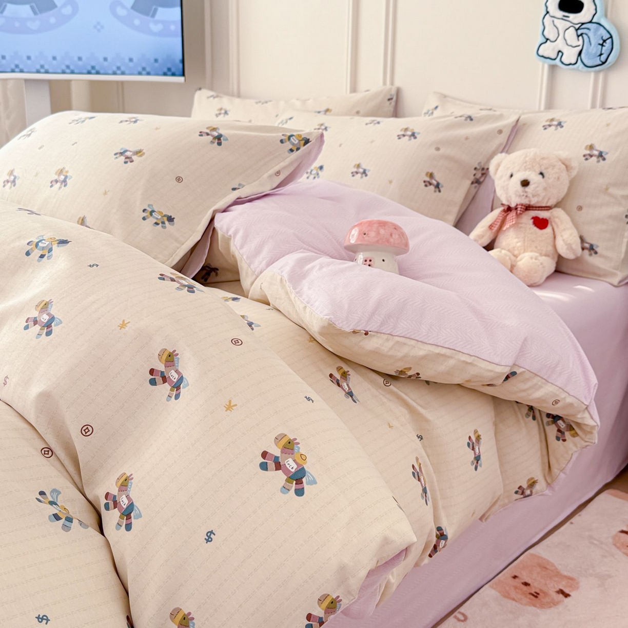 91家纺网 家纺一手货源 找家纺 女子家纺 2026新款全棉12868卡通印花四件套大耳朵兔兔系列 线条木马