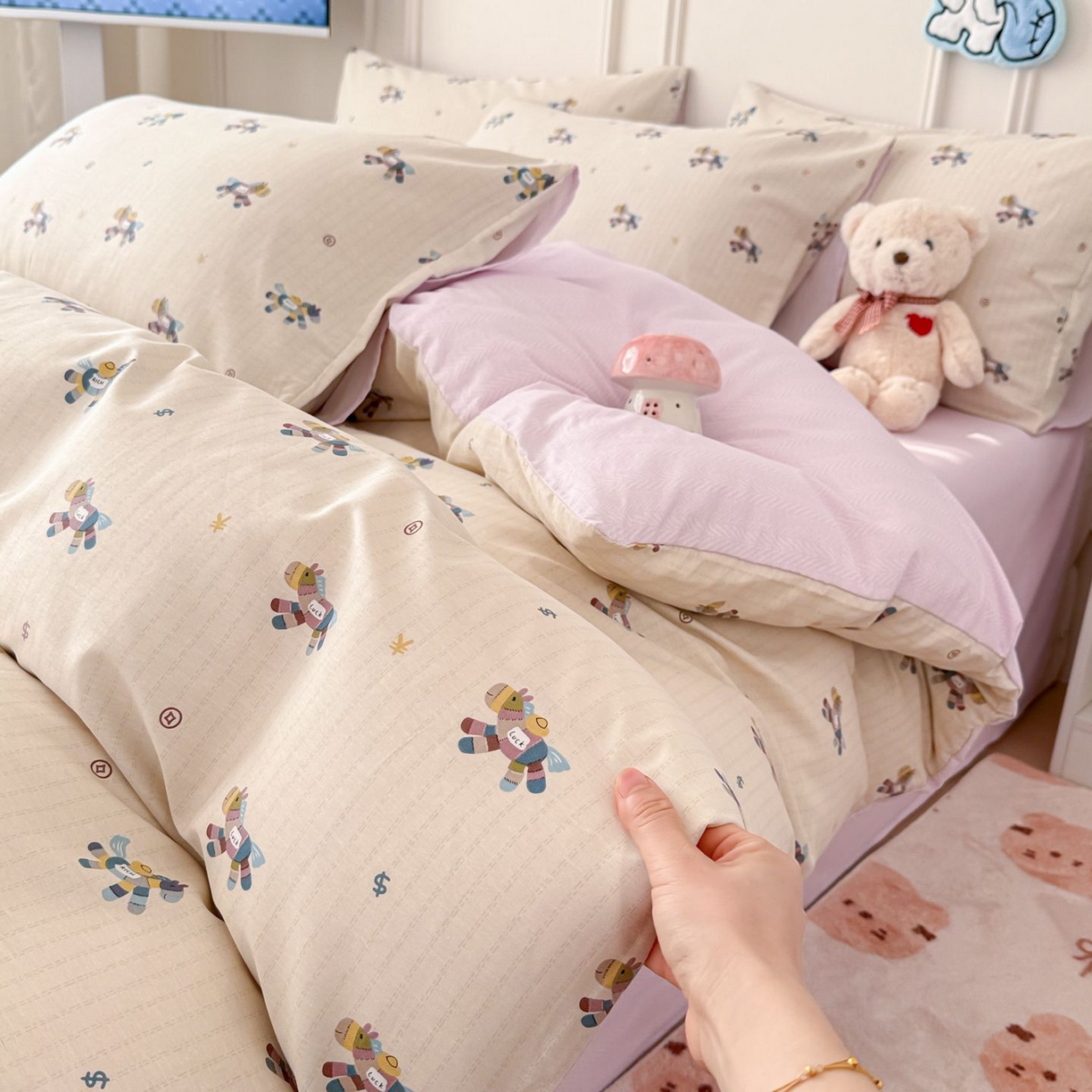 91家纺网 家纺一手货源 找家纺 女子家纺 2026新款全棉12868卡通印花四件套大耳朵兔兔系列 线条木马