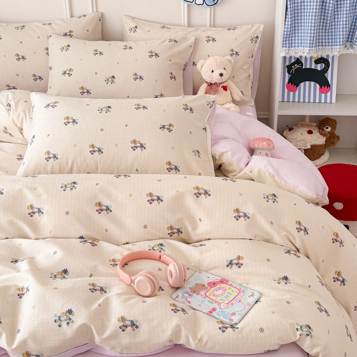 91家纺网 家纺一手货源 找家纺 女子家纺 2026新款全棉12868卡通印花四件套大耳朵兔兔系列 线条木马