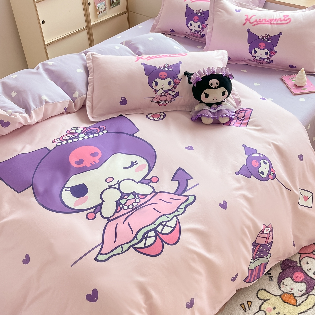 91家纺网 家纺一手货源 找家纺 博雅 2026春夏新款三丽鸥新花型全棉纯棉大版印花四件套 全棉大版（升级款信封枕）礼盒库洛米