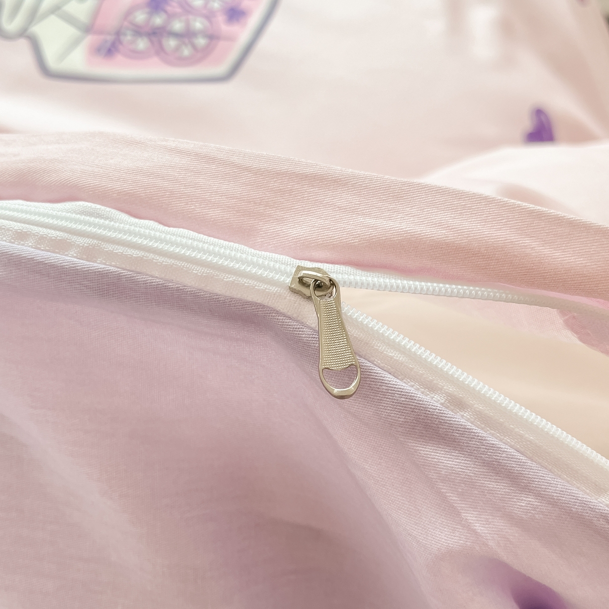 91家纺网 家纺一手货源 找家纺 博雅 2026春夏新款三丽鸥新花型全棉纯棉大版印花四件套 全棉大版（升级款信封枕）礼盒库洛米