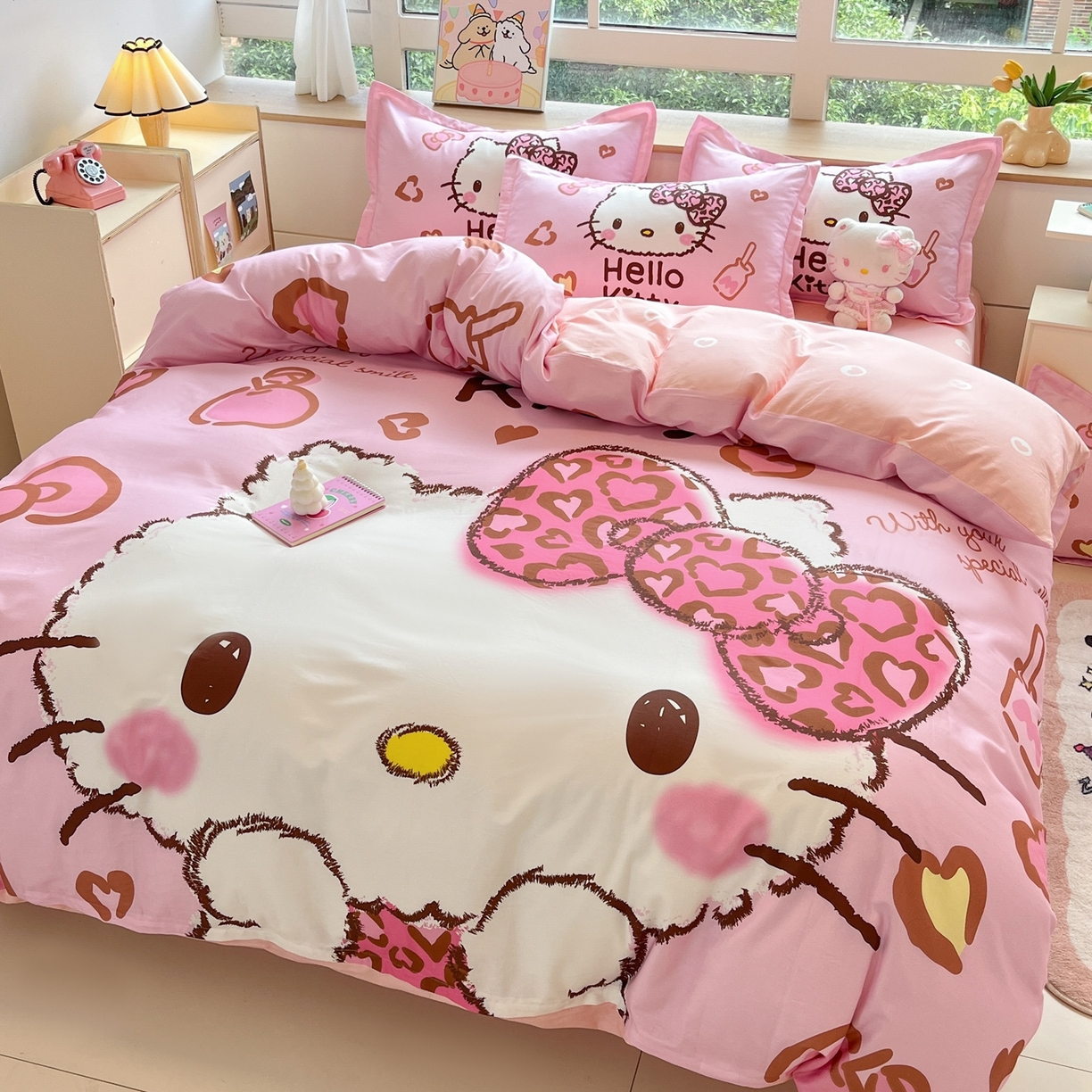 91家纺网 家纺一手货源 找家纺 博雅 2026春夏新款三丽鸥新花型全棉纯棉大版印花四件套 全棉大版（升级款信封枕）甜酷KT