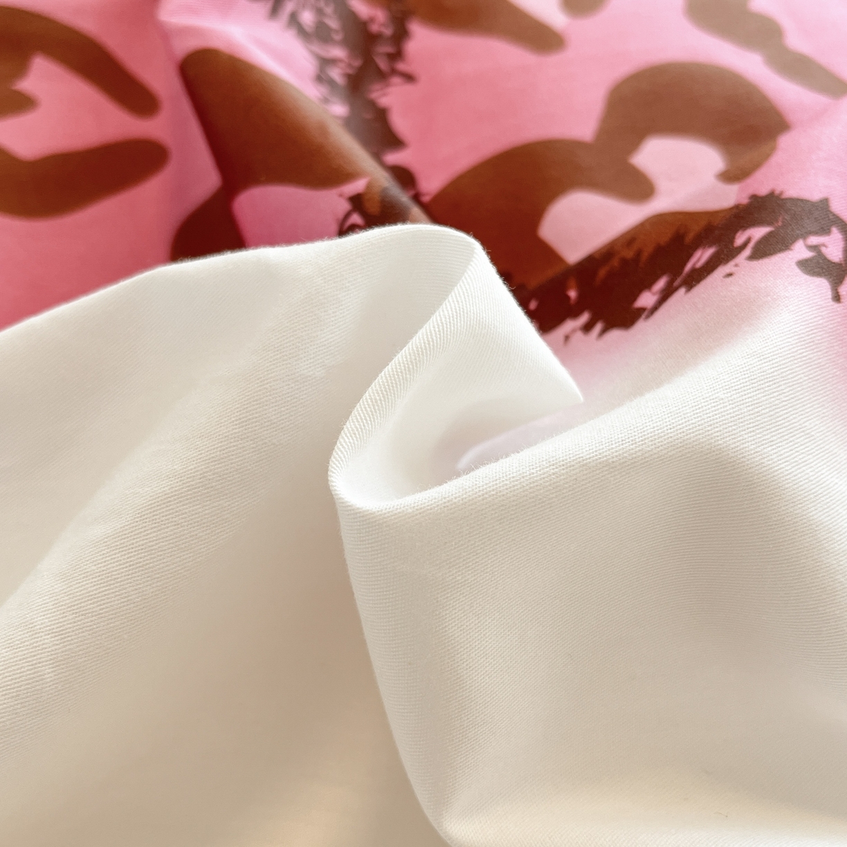 91家纺网 家纺一手货源 找家纺 博雅 2026春夏新款三丽鸥新花型全棉纯棉大版印花四件套 全棉大版（升级款信封枕）甜酷KT