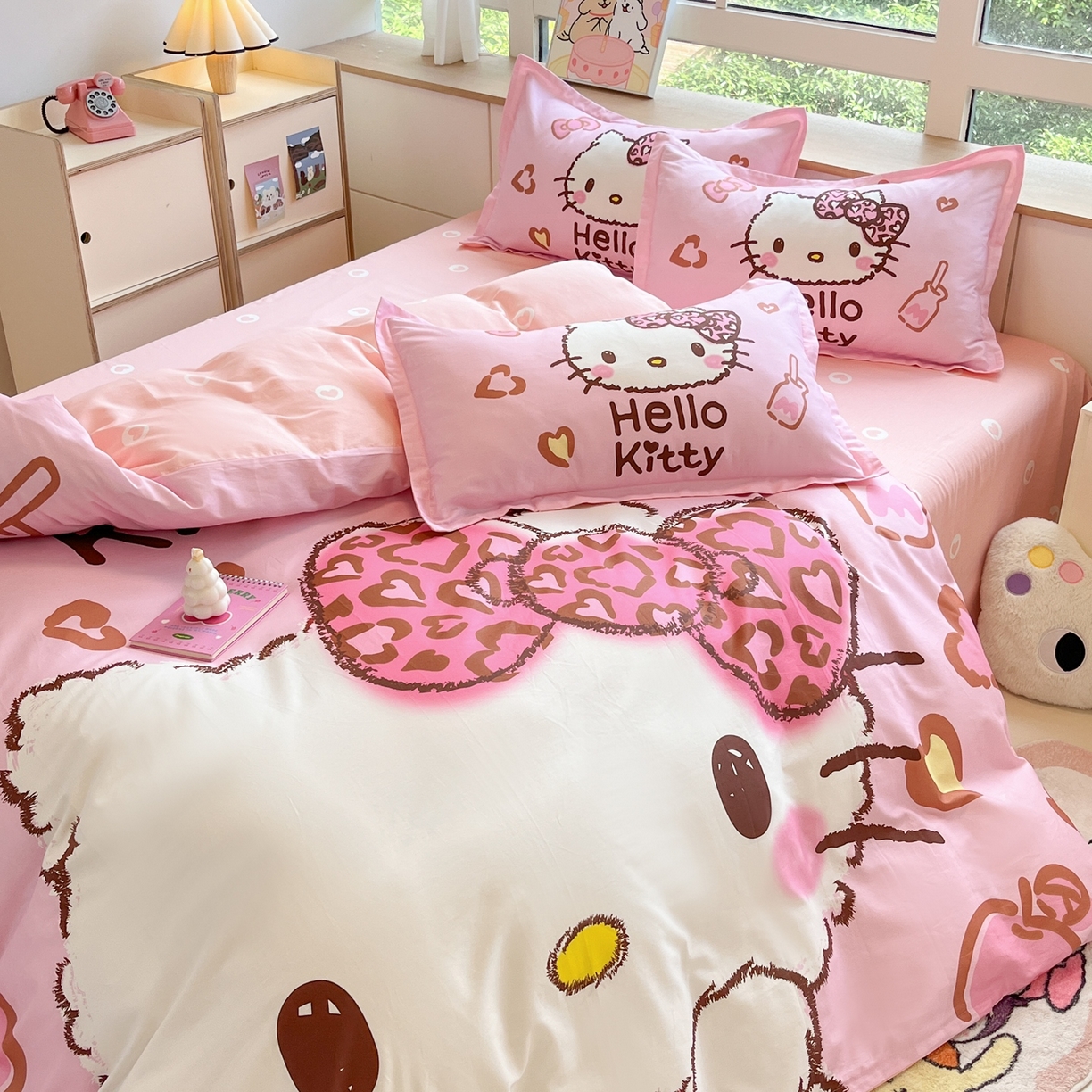 91家纺网 家纺一手货源 找家纺 博雅 2026春夏新款三丽鸥新花型全棉纯棉大版印花四件套 全棉大版（升级款信封枕）甜酷KT